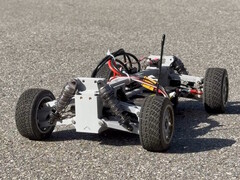 3D-geprint RC-chassis op asfalt