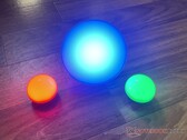 Olight Obulb Pro (links en rechts) versus Hue Go (midden). Foto: Andreas Sebayang/Notebookcheck.com