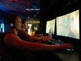 Er wordt gezegd dat spelen bij 480 Hz een aanzienlijk voordeel biedt ten opzichte van 60 Hz. Op de foto zijn gamers te zien die achter hun monitoren zitten.
