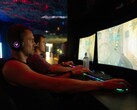Er wordt gezegd dat spelen bij 480 Hz een aanzienlijk voordeel biedt ten opzichte van 60 Hz. Op de foto zijn gamers te zien die achter hun monitoren zitten.