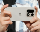 Vermeende OnePlus 15 uitgelicht door een esports competitie. (Afbeelding bron: Weibo, bewerkt en AI opgeschaald voor meer duidelijkheid)