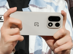 Vermeende OnePlus 15 uitgelicht door een esports competitie. (Afbeelding bron: Weibo, bewerkt en AI opgeschaald voor meer duidelijkheid)