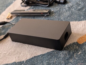 AC-adapter is vrij omvangrijk in verhouding tot de kleine 4K-projector