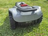 Achterzijde van de compacte robotgrasmaaier