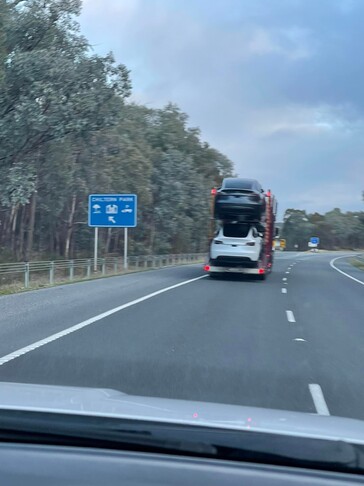 Spy shot van de Model Y demo units op weg naar de Australische showrooms