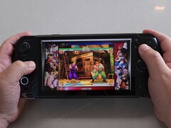 GPD Win 5 handheld met Street Fighter III: 3rd Strike uit de Capcom Anniversary Collection. (Afbeeldingsbron: The Phawx via YouTube)