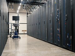 Gangpad tussen serverracks in een datacenter