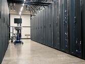 Gangpad tussen serverracks in een datacenter