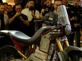 Royal Enfield heeft een vies prototype van de elektrische Himalayan Test Bed meegenomen naar de EICMA 2023 om het ruige publiek aan te spreken. (Afbeeldingsbron: Royal Enfield op YouTube)