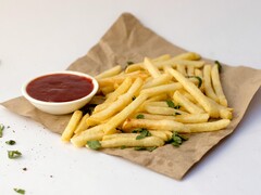 Een portie friet en een kom saus (Afbeelding bron: Pixzolo Photography via Unsplash; bijgesneden)