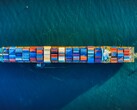Een luchtfoto van een containerschip (bron: Venti Views via Unsplash; bijgesneden)