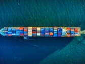 Een luchtfoto van een containerschip (bron: Venti Views via Unsplash; bijgesneden)
