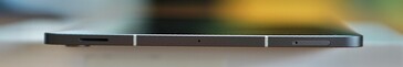Links: luidspreker, microfoon, SIM-slot