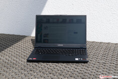 Lenovo Legion 5 15 buiten op een heldere dag