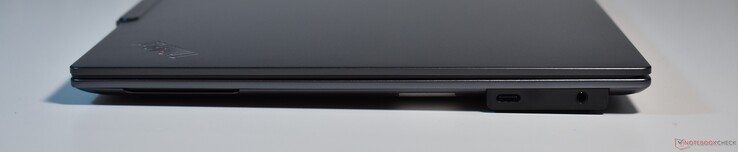 rechts: 3,5mm Audio, Thunderbolt 4