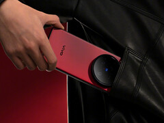 Het achterpaneel van de Vivo X200 Ultra wordt gedomineerd door de drievoudige camerabehuizing. (Afbeeldingsbron: Vivo)