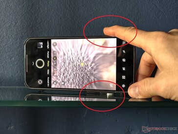 Vooral zonder hoesje worden deze vaak onbedoeld geactiveerd door ze op een plank te zetten.