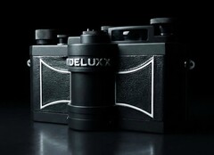 De WideluxX F10 heeft een ongebruikelijk ontwerp met een lens die beweegt.