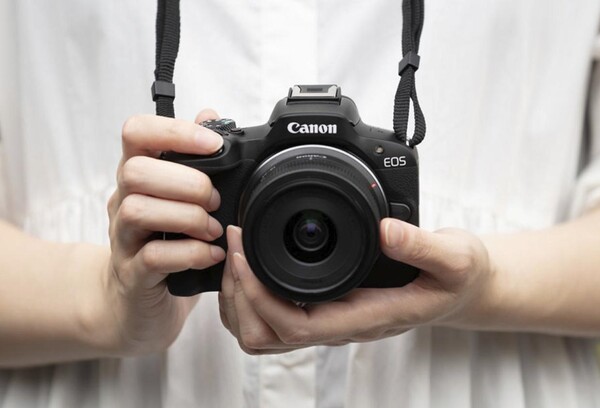 De Canon EOS R50 is een compacte, veelzijdige body met een moderne DSLR-stijl. (Beeldbron: Canon)