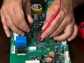 Technicus test elektronische hardware, vergelijkbaar met het proces dat gebruikt wordt voor de post-kwantum cryptografiechip van PQShield (Afbeeldingsbron: Pexels)