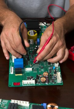 Technicus test elektronische hardware, vergelijkbaar met het proces dat gebruikt wordt voor de post-kwantum cryptografiechip van PQShield (Afbeeldingsbron: Pexels)