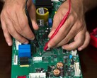 Technicus test elektronische hardware, vergelijkbaar met het proces dat gebruikt wordt voor de post-kwantum cryptografiechip van PQShield (Afbeeldingsbron: Pexels)