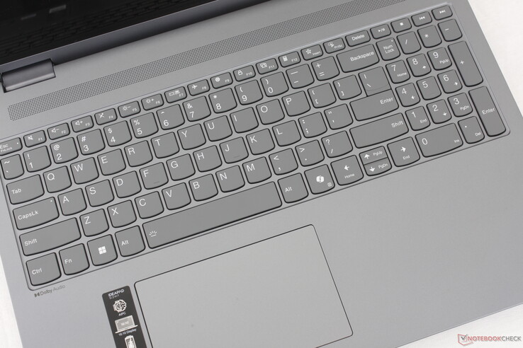 Geen grote veranderingen in de feedback of het gevoel van het toetsenbord in vergelijking met andere IdeaPad-modellen. 12 x 7,5 cm clickpad-formaat