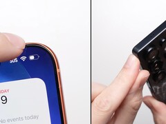 iPhone 17 Pro Max (links) en Galaxy S25 Ultra (rechts) na een valtest van 1 meter. (Afbeeldingsbron: PhoneBuff op YouTube, screenshot)