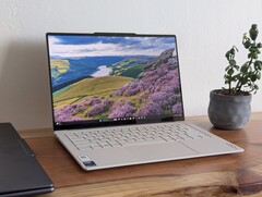 Het superlichte ontwerp wordt gecompenseerd door luidere ventilatoren, warmere kerntemperaturen en beperktere SSD-upgradeopties