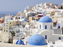 Santorini is bijvoorbeeld helemaal bedekt met lichte kleuren om de warmte van de zon direct te weerkaatsen. (Afbeeldingsbron: pixabay/Yolanda)