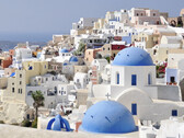 Santorini is bijvoorbeeld helemaal bedekt met lichte kleuren om de warmte van de zon direct te weerkaatsen. (Afbeeldingsbron: pixabay/Yolanda)
