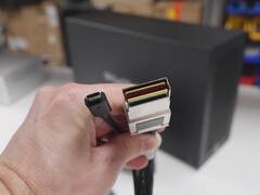 CopprLink wordt nog niet op grote schaal gebruikt. Afgebeeld: CopprLink-connector naast een USB-C-kop.