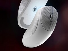 Corsair Sabre V2 Pro Ultralight draadloze gamingmuis in wit met meegeleverde griptape. 