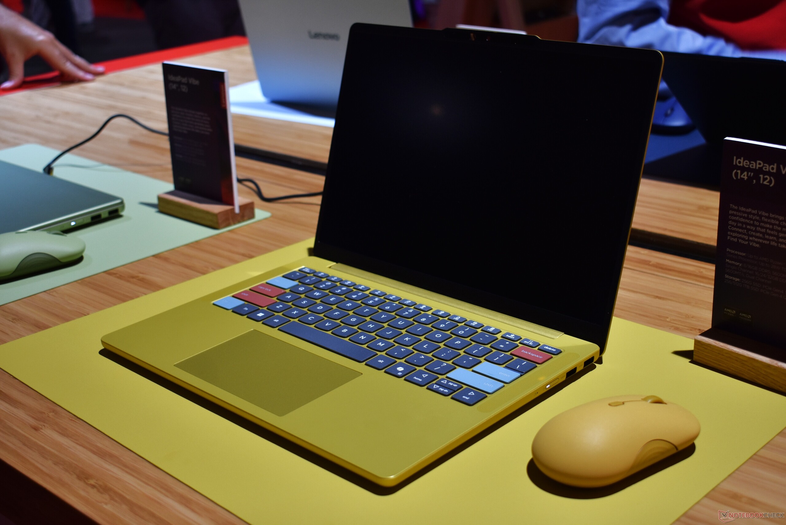 De Lenovo IdeaPad Vibe 14 in „Spicy Gold“ met gepersonaliseerde toetsen.