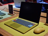 De Lenovo IdeaPad Vibe 14 in „Spicy Gold“ met gepersonaliseerde toetsen.