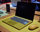De Lenovo IdeaPad Vibe 14 in „Spicy Gold“ met gepersonaliseerde toetsen.