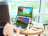 LiftVue kan met behulp van een handige standaard boven het scherm van een laptop worden geplaatst.