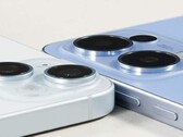 Vermeende foto van de Reno 13 (blauw) naast een iPhone 15. (Afbeeldingsbron: Digital Chat Station)