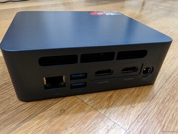 Achterkant: Gigabit RJ-45, 2x USB-A, 2x HDMI (4k60), AC-adapter