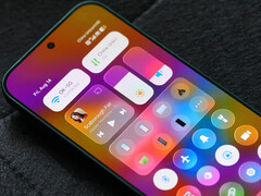 De bètaversie van HyperOS 4 is beschikbaar gekomen voor de eerste reeks in aanmerking komende apparaten. Afbeelding: het nieuwe, op Liquid Glass geïnspireerde ontwerp van Xiaomi, te zien in het bedieningscentrum.
