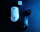Elecom VM800 gamingmuis in zwart en wit met hun respectievelijke ontvangers. (Afbeeldingsbron: Elecom)