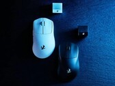Elecom VM800 gamingmuis in zwart en wit met hun respectievelijke ontvangers. (Afbeeldingsbron: Elecom)