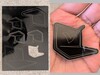 Notebookcheck-logo op acryl (links) met Diodelaser en uitsnede (rechts) met fiberlaser.