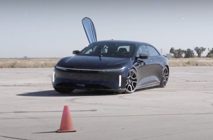 Lucid Air Sapphire verslaat de Model S Plaid met gemak in de U-sleep. (Afbeelding bron: Edmunds Cars via YouTube)