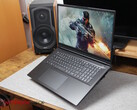 XMG Apex 17 (M25) met Crysis-spel op het scherm