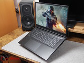 XMG Apex 17 (M25) met Crysis-spel op het scherm
