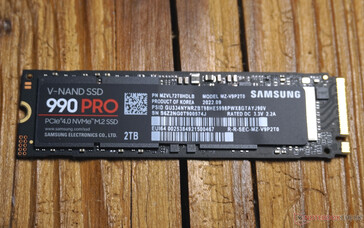 Aan de voorkant zijn de controller, DDR4 RAM en V-NAND te zien onder de sticker.