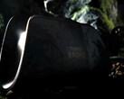 De donker gemaakte afbeelding toont het oplaadstation voor de 8BitDo Pro 3 Tomb Raider-editie.