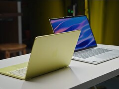 De Apple MacBook Neo weegt 2,7 lbs. (1,23 kg), terwijl de Lenovo IdeaPad Slim 5x 3,3 lbs. (1,48 kg) weegt.