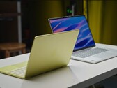 De Apple MacBook Neo weegt 2,7 lbs. (1,23 kg), terwijl de Lenovo IdeaPad Slim 5x 3,3 lbs. (1,48 kg) weegt.